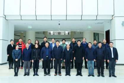 國務院參事于康震一行與河南農(nóng)業(yè)大學企業(yè)家校友座談，民望農(nóng)牧董事長索躍敏應邀參加